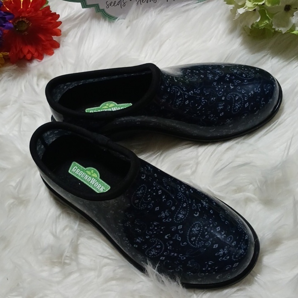 NWOT ground work garden clogs, size 9. Blue decorative shoes.